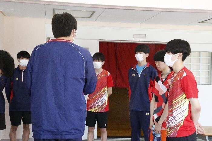 試合前の真剣な様子の生徒たちです