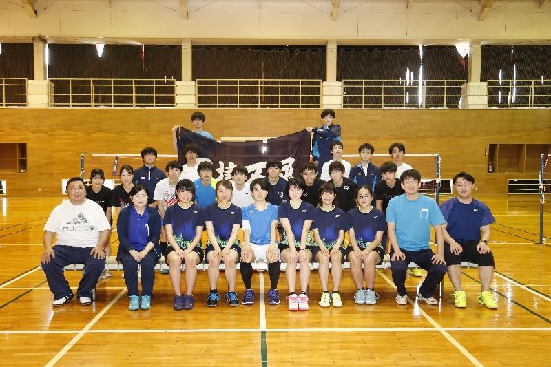 不撓不屈の部旗を背景にした集合写真です